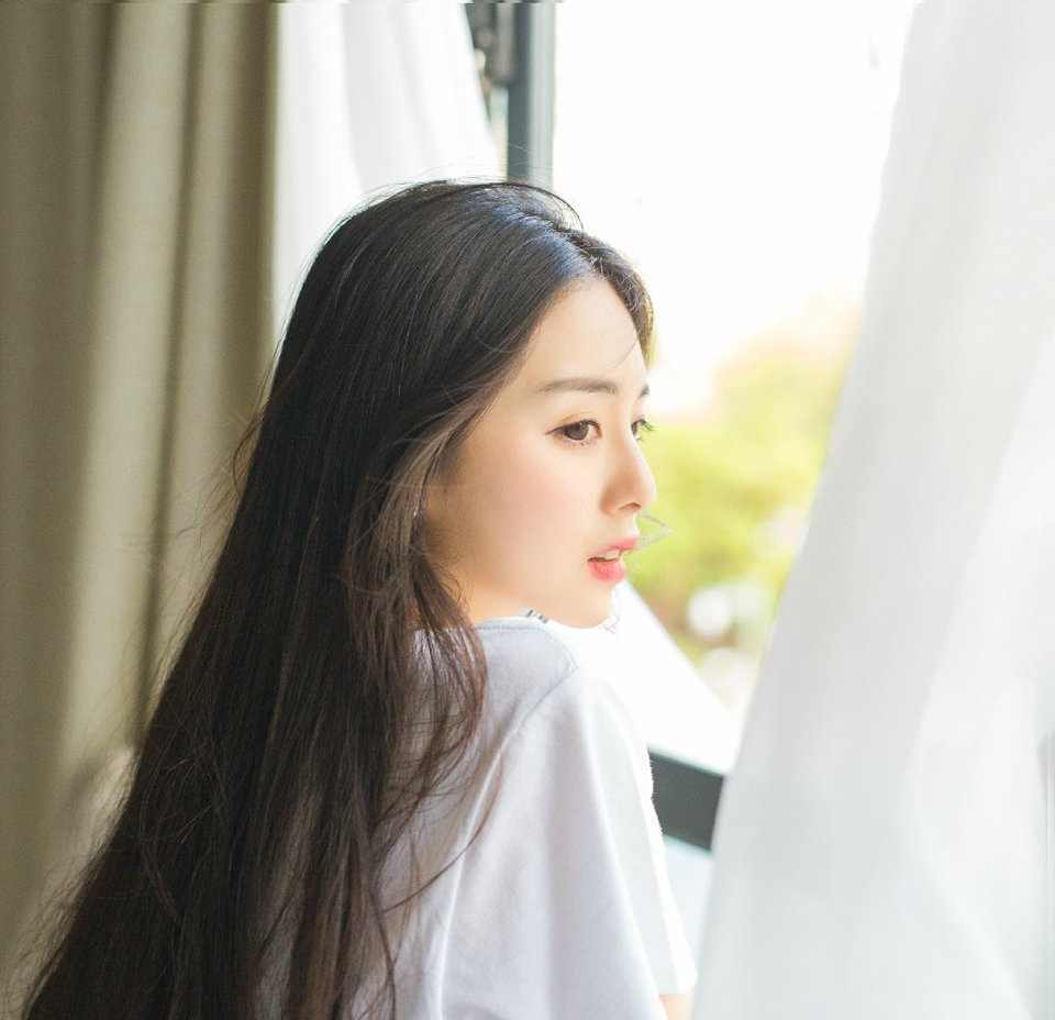 一股难言的压力压在吕蒙身上，那无数双汇聚过来的目光，在这一刻，仿佛一座大山一般压下来，这一刻，吕蒙能够深刻的体会到周瑜在这座大营之中的影响力。